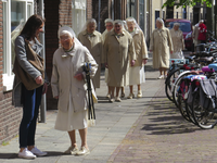872125 Afbeelding van een groep Zusters, na de onthulling van het uitlegbord van de gemeente Utrecht over de Zusters ...